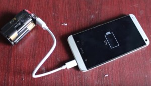 Cargar tu smarphone con 4 pilas es posible… Mira cómo se hace (VIDEO)