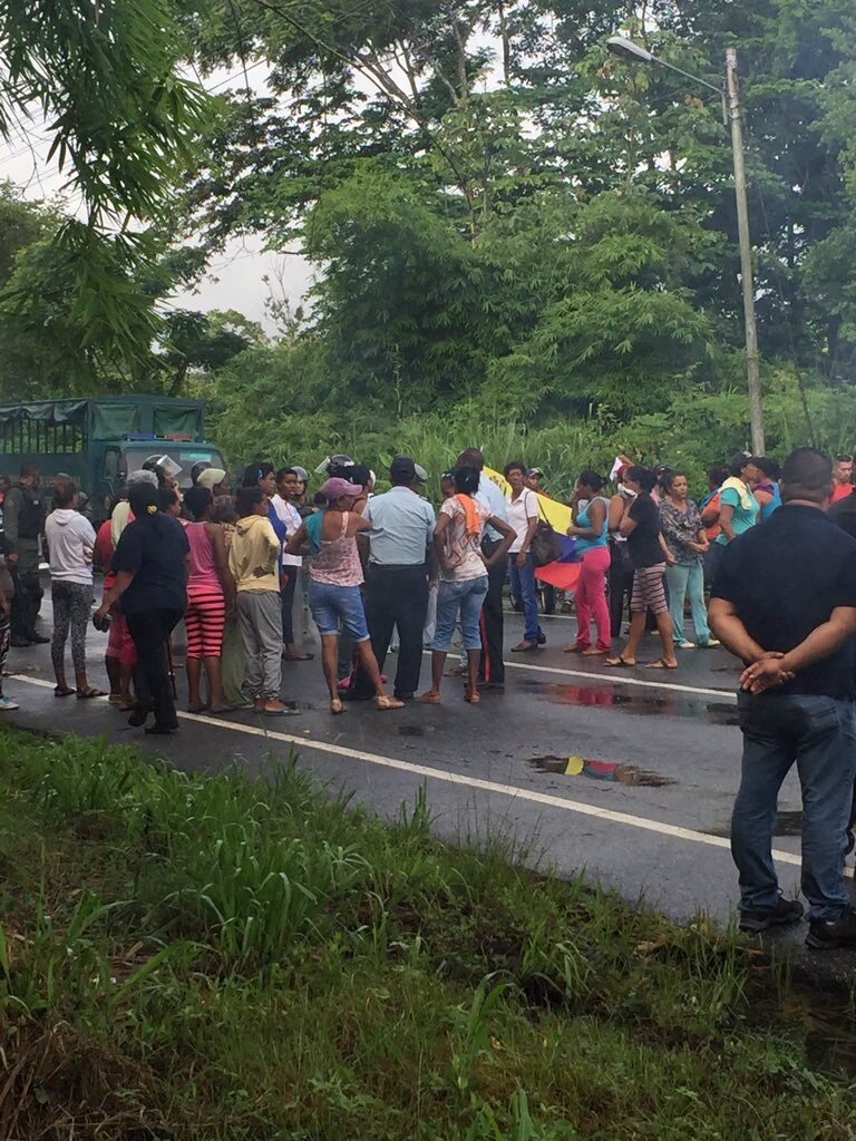 Trancan carretera Río Chico – El Guapo por falta de comida este #04Jul (Fotos y Video)