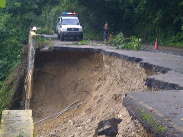 Reportan colapso en tramo de la carretera hacia Ocumare de la Costa (Foto)