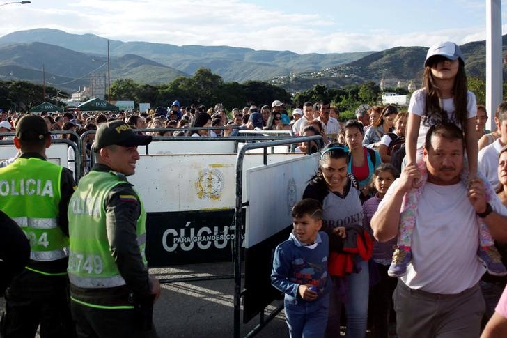 Cancillería colombiana dice que más de 35.000 venezolanos han pasado frontera