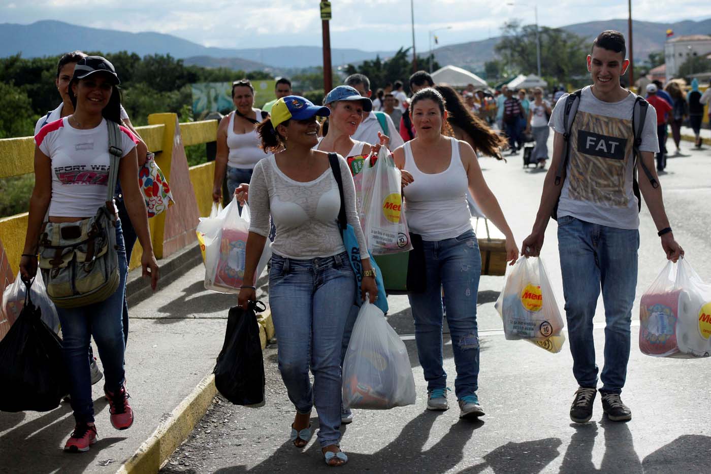 Según gobernación del Táchira, venezolanos compraron licor y colonia en Cúcuta