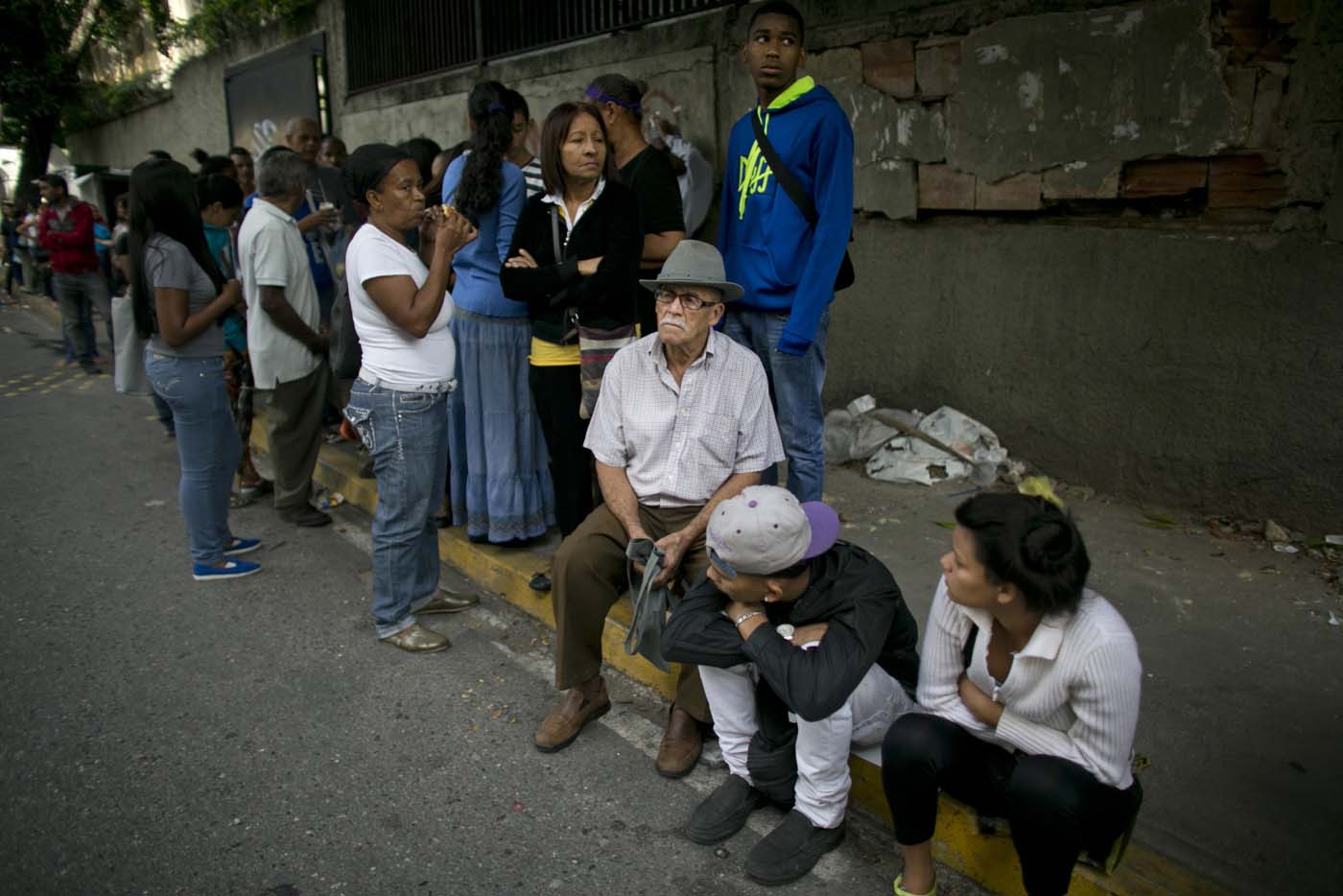La vida del venezolano transcurre en largas colas