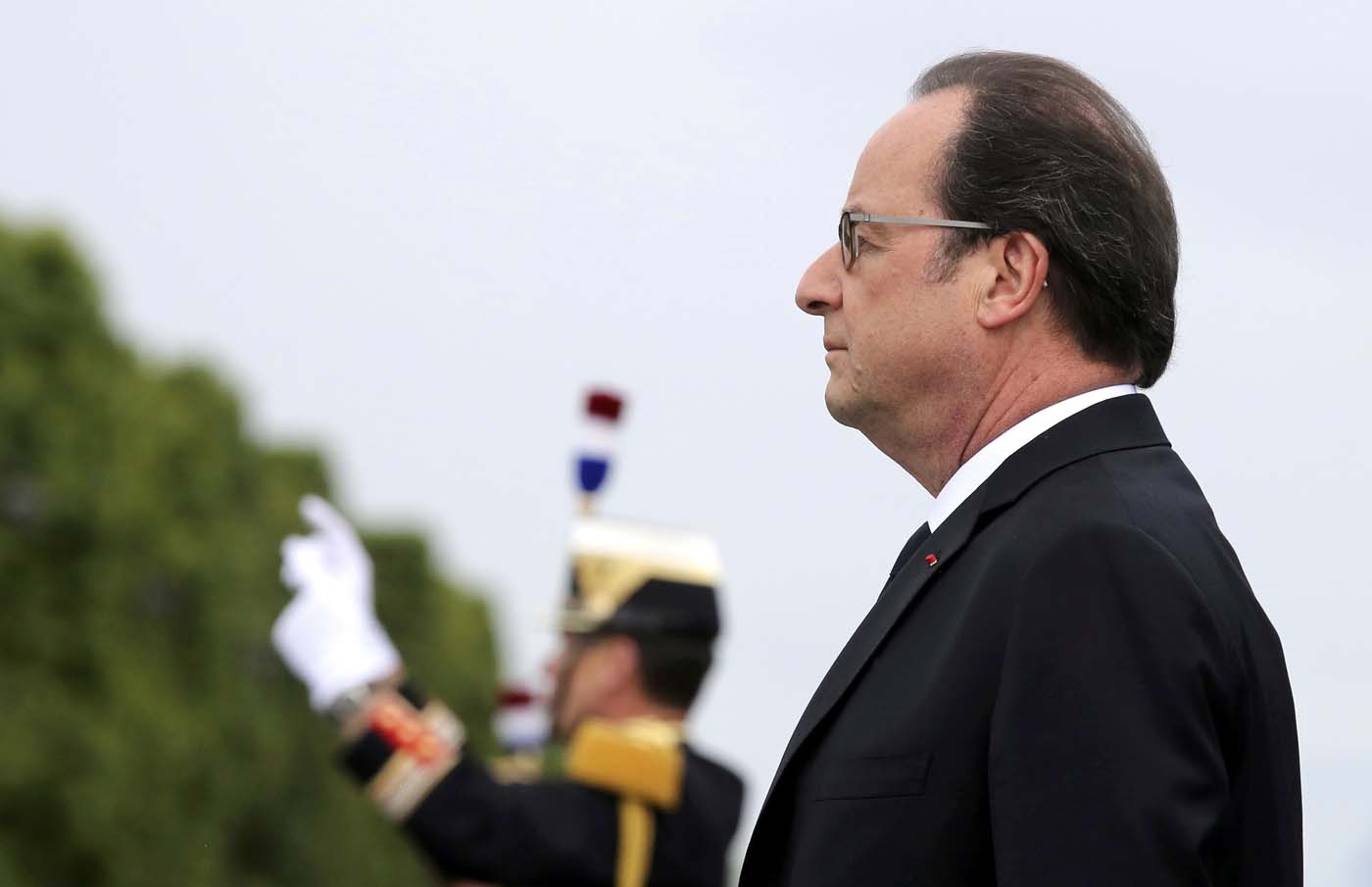 Presidente francés François Hollande viajará el lunes a Irak para apoyar a las tropas