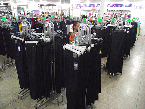 Reportan pocas ventas de uniformes escolares en Maracay