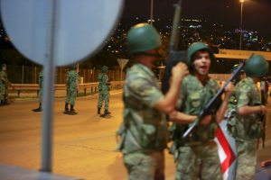 Al menos 17 policías muertos y un helicóptero derribado durante intentona golpista en Turquía