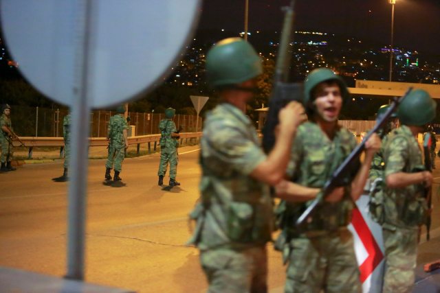 Militares bloqueando el acceso al puente del Bósforo, que une la parte asiática con la parte europea de la ciudad de Estambul, Foto: REUTERS/Stringer