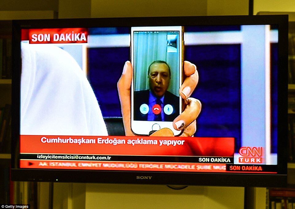 Por FaceTime, presidente turco pide que salgan a las calles: Explosiones y disparos en la capital