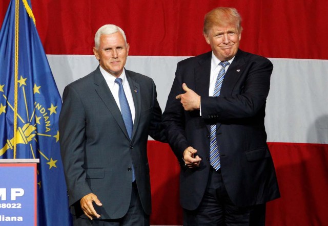 El precandidato presidencial republicano Donald Trump (a la derecha en la imagen) junto al gobernador de Indiana, Mike Pence, en un evento de campaña en Westfield, EEUU, jul 12, 2016. Trump dijo el viernes que escogió al gobernador de Indiana, Mike Pence, para que lo acompañe como aspirante a vicepresidente en su carrera por la Casa Blanca, una decisión que podría ayudar a unificar un partido dividido tras la figura del magnate.  REUTERS/John Sommers II/File Photo