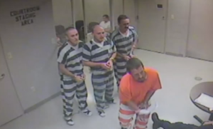 Un grupo de presos salva la vida a un funcionario que sufría un infarto (Video)