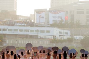 Más de cien mujeres se desnudan en Cleveland contra Donald Trump (fotos)