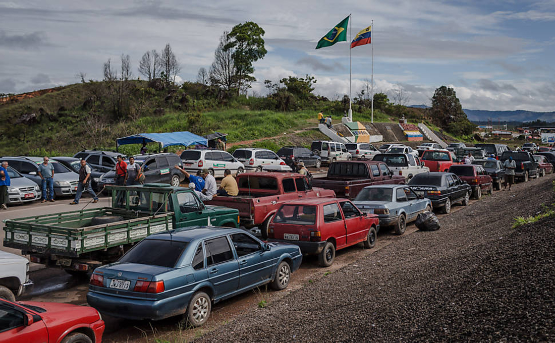 ¿Cúcuta? Fracasada “revolución” obliga a venezolanos a buscar alimentos a Brasil (FOTOS)