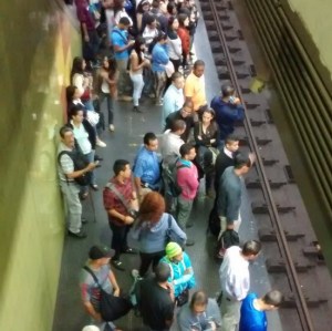 Segundo día de retraso en el Metro de Caracas por vagón accidentado en Chacaíto
