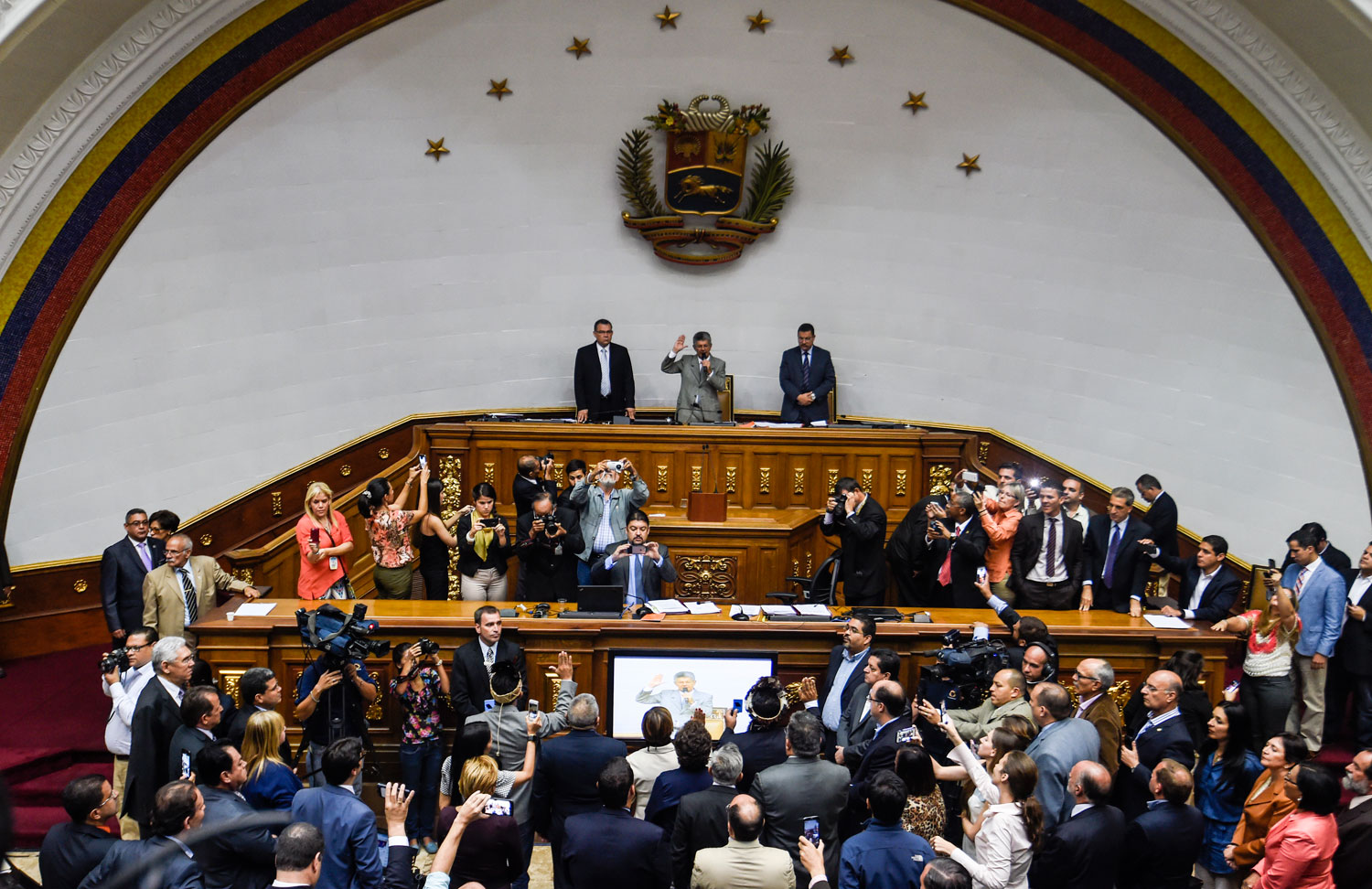 Parlamento desafía al chavismo y pone más leña al fuego en pugna por referendo