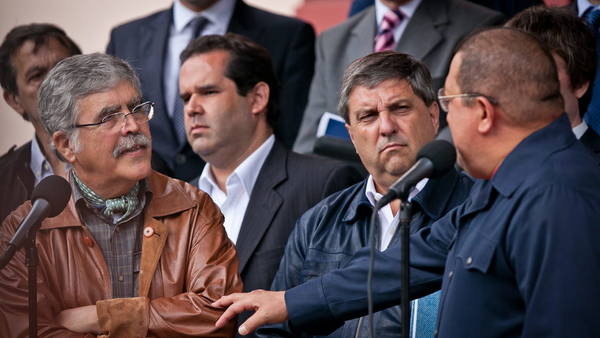 El presidente venezolano, Hugo Chávez , recibe al ministro argentino de Planificación, Julio de Vido en el 2012 en el palacio de Miraflores en Caracas. Junto a Olasagasti y Carlos Cheppi.