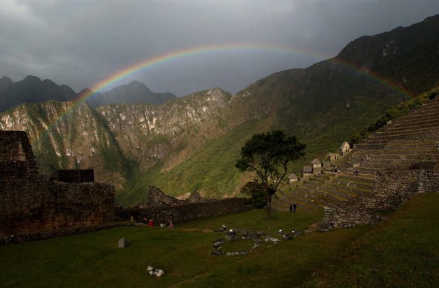 LIM05 CUSCO (PERÚ) 01/07/04 .- Vista panorámica de la ciudadela incaica de Machu Picchu, ubicada a 130 kilómetros al noroeste del Cuzco. Considerdo uno de los lugares turísticos más atractivos del mundo corre el peligro de ser considerada por la UNESCO como patrimonio en peligro, por los graves daños que le ha ocasionado el pueblo de Aguas Calientes (o Machu Picchu pueblo) situado en sus faldas. EFE/Paolo Aguilar