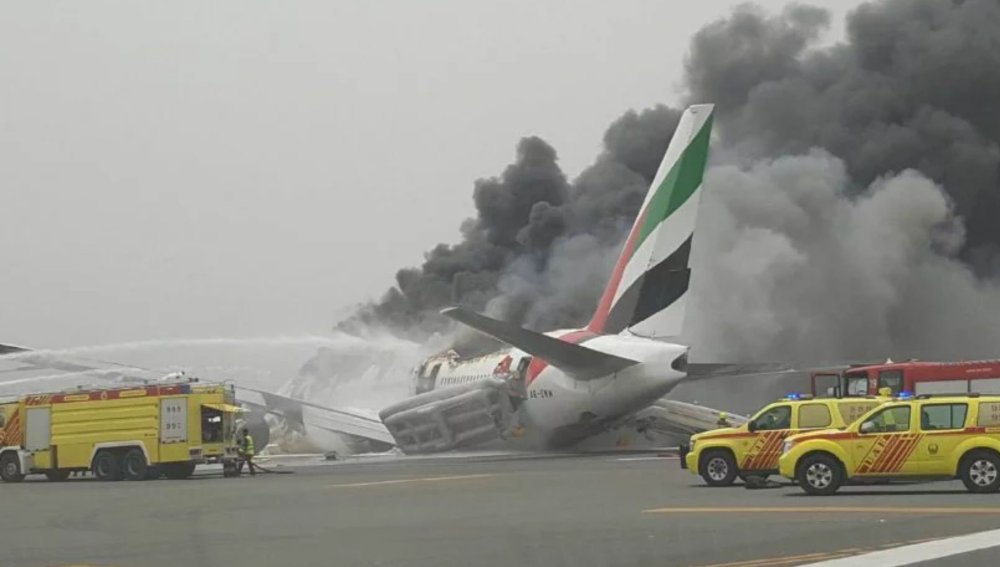 Un avión de Emirates sufre un accidente al aterrizar en Dubái (fotos)