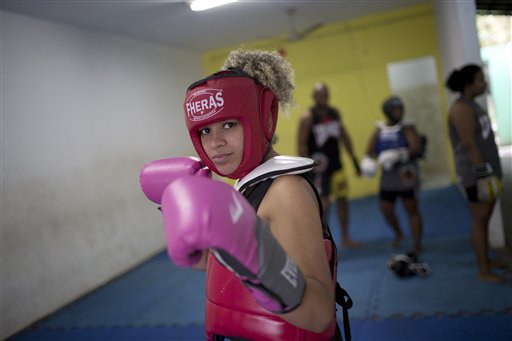 En esta imagen, tomada el 22 de julio de 2016, Monique, de 26 años, entrena con guantes donados en una escuela de boxeo en la favela Ciudad de Dios, en Río de Janeiro, Brasil. En diciembre, en plenos preparativos para los Juegos Olímpicos, el gobierno donó algunos equipos y sacos de boxeo al gimnasio. Para los residentes en la favela, fue un gesto sin importancia. (AP Foto/Silvia Izquierdo)
