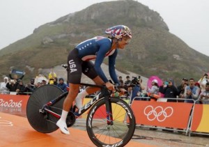 Armstrong logra bajo la lluvia su tercer oro consecutivo en ciclismo