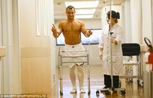 Ya está de pie el gimnasta francés que se fracturó una pierna (Fotos)