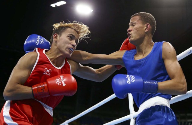 2016 Rio Olympics - Boxing - Preliminary - Men's Fly (52kg) Round of 32 Bout 154- Riocentro - Pavilion 6 - Rio de Janeiro, Brazil - 13/08/2016.  Yoel Finol (VEN) of Venezuela and Leonel De Los Santos Nunez (DOM) of Dominican Republic compete. REUTERS/Peter Cziborra FOR EDITORIAL USE ONLY. NOT FOR SALE FOR MARKETING OR ADVERTISING CAMPAIGNS.