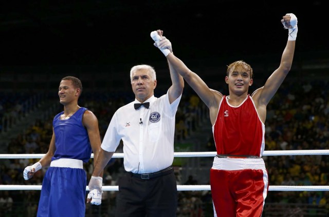 2016 Rio Olympics - Boxing - Preliminary - Men's Fly (52kg) Round of 32 Bout 154- Riocentro - Pavilion 6 - Rio de Janeiro, Brazil - 13/08/2016. Yoel Finol (VEN) of Venezuela celebrates after winning his bout against Leonel De Los Santos Nunez (DOM) of Dominican Republic. REUTERS/Peter Cziborra FOR EDITORIAL USE ONLY. NOT FOR SALE FOR MARKETING OR ADVERTISING CAMPAIGNS.