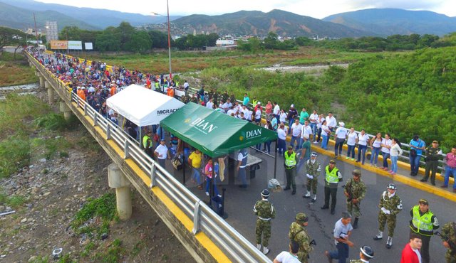 Casi quince mil  personas han pasado hacia Colombia este sábado