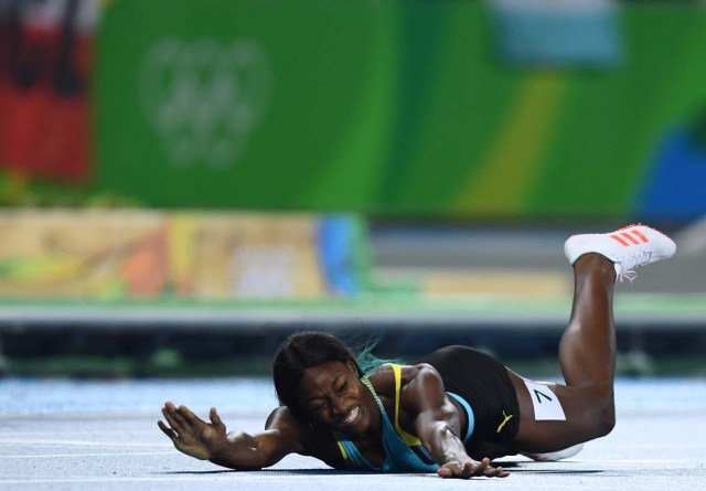 2016 Rio Olympics - Athletics - Final - Women's 400m Final - Olympic Stadium - Rio de Janeiro, Brazil - 15/08/2016.Shaunae Miller (BAH) of Bahamas falls at the finish REUTERS/Dylan Martinez TPX IMAGES OF THE DAY FOR EDITORIAL USE ONLY. NOT FOR SALE FOR MARKETING OR ADVERTISING CAMPAIGNS.