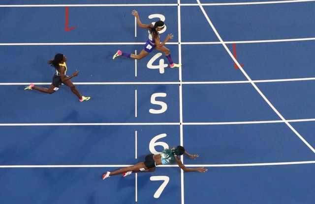 2016 Rio Olympics - Athletics - Final - Women's 400m Final - Olympic Stadium - Rio de Janeiro, Brazil - 15/08/2016. Shaunae Miller (BAH) of Bahamas throws herself across the finish line. REUTERS/Fabrizio Bensch TPX IMAGES OF THE DAY FOR EDITORIAL USE ONLY. NOT FOR SALE FOR MARKETING OR ADVERTISING CAMPAIGNS.