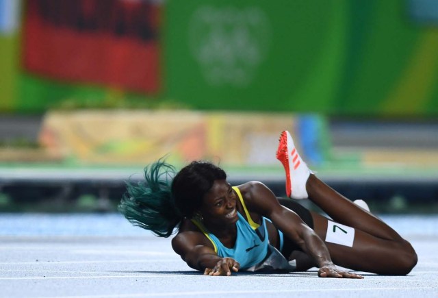 2016 Rio Olympics - Athletics - Final - Women's 400m Final - Olympic Stadium - Rio de Janeiro, Brazil - 15/08/2016.Shaunae Miller (BAH) of Bahamas falls at the finish REUTERS/Dylan Martinez FOR EDITORIAL USE ONLY. NOT FOR SALE FOR MARKETING OR ADVERTISING CAMPAIGNS.