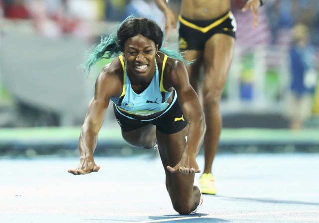 2016 Rio Olympics - Athletics - Final - Women's 400m Final - Olympic Stadium - Rio de Janeiro, Brazil - 15/08/2016. Shaunae Miller (BAH) of Bahamas dives over the finish line to win the gold. REUTERS/Lucy Nicholson TPX IMAGES OF THE DAY. FOR EDITORIAL USE ONLY. NOT FOR SALE FOR MARKETING OR ADVERTISING CAMPAIGNS.
