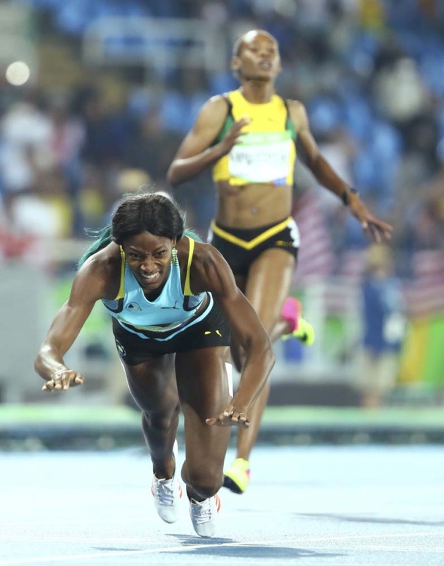 2016 Rio Olympics - Athletics - Final - Women's 400m Final - Olympic Stadium - Rio de Janeiro, Brazil - 15/08/2016. Shaunae Miller (BAH) of Bahamas dives over the finish line to win gold. REUTERS/Lucy Nicholson FOR EDITORIAL USE ONLY. NOT FOR SALE FOR MARKETING OR ADVERTISING CAMPAIGNS.
