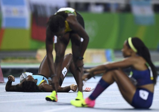 2016 Rio Olympics - Athletics - Final - Women's 400m Final - Olympic Stadium - Rio de Janeiro, Brazil - 15/08/2016.Shaunae Miller (BAH) of Bahamas lies on the track after finishing first REUTERS/Dylan Martinez FOR EDITORIAL USE ONLY. NOT FOR SALE FOR MARKETING OR ADVERTISING CAMPAIGNS.
