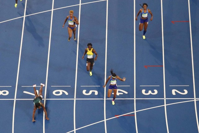 2016 Rio Olympics - Athletics - Final - Women's 400m Final - Olympic Stadium - Rio de Janeiro, Brazil - 15/08/2016. Shaunae Miller (BAH) of Bahamas throws herself across the finish line to win the gold ahead of Allyson Felix (USA) of USA and Shericka Jackson (JAM) of Jamaica. REUTERS/Pawel Kopczynski FOR EDITORIAL USE ONLY. NOT FOR SALE FOR MARKETING OR ADVERTISING CAMPAIGNS.