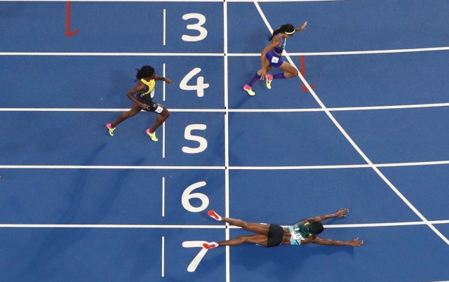 2016 Rio Olympics - Athletics - Final - Women's 400m Final - Olympic Stadium - Rio de Janeiro, Brazil - 15/08/2016. Shaunae Miller (BAH) of Bahamas throws herself across the finish line to win the gold ahead of Allyson Felix (USA) of USA and Shericka Jackson (JAM) of Jamaica. REUTERS/Fabrizio Bensch FOR EDITORIAL USE ONLY. NOT FOR SALE FOR MARKETING OR ADVERTISING CAMPAIGNS.