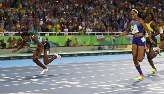 2016 Rio Olympics - Athletics - Final - Women's 400m Final - Olympic Stadium - Rio de Janeiro, Brazil - 15/08/2016. Shaunae Miller (BAH) of Bahamas throws herself across the finish line to win the gold medal ahead of Allyson Felix (USA) of USA and Shericka Jackson (JAM) of Jamaica. REUTERS/Kai Pfaffenbach EDITORIAL USE ONLY. NOT FOR SALE FOR MARKETING OR ADVERTISING CAMPAIGNS.