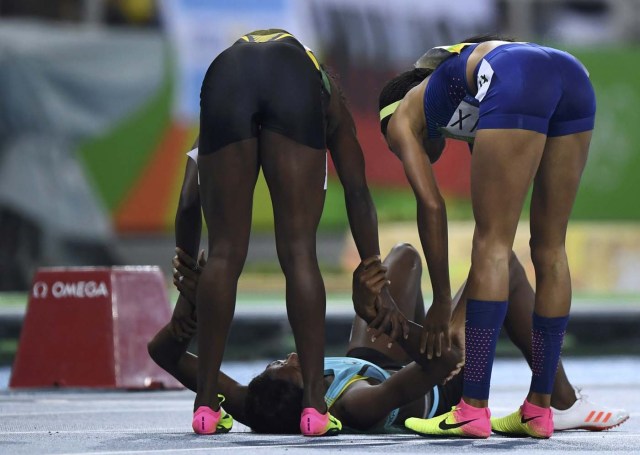 2016 Rio Olympics - Athletics - Final - Women's 400m Final - Olympic Stadium - Rio de Janeiro, Brazil - 15/08/2016. Allyson Felix (USA) of USA and Shericka Jackson (JAM) of Jamaica congratulate Shaunae Miller (BAH) of Bahamas REUTERS/Dylan Martinez FOR EDITORIAL USE ONLY. NOT FOR SALE FOR MARKETING OR ADVERTISING CAMPAIGNS.