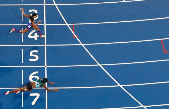2016 Rio Olympics - Athletics - Final - Women's 400m Final - Olympic Stadium - Rio de Janeiro, Brazil - 15/08/2016. Shaunae Miller (BAH) of Bahamas throws herself across the finish line to win the gold ahead of Allyson Felix (USA) of USA. REUTERS/Fabrizio Bensch TPX IMAGES OF THE DAY FOR EDITORIAL USE ONLY. NOT FOR SALE FOR MARKETING OR ADVERTISING CAMPAIGNS.