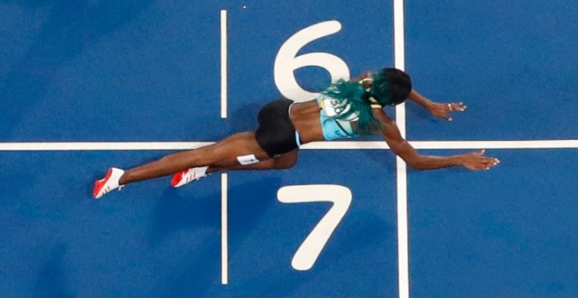 2016 Rio Olympics - Athletics - Final - Women's 400m Final - Olympic Stadium - Rio de Janeiro, Brazil - 15/08/2016. Shaunae Miller (BAH) of Bahamas throws herself across the finish line to win the gold. REUTERS/Fabrizio Bensch FOR EDITORIAL USE ONLY. NOT FOR SALE FOR MARKETING OR ADVERTISING CAMPAIGNS.