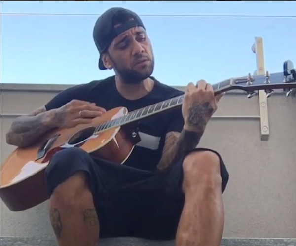 Dani Alves enciende Instagram con su cover de “Andas en mi cabeza” (videos)