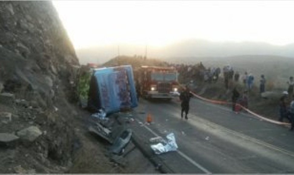 Ocho muertos en choque entre un automóvil y un tráiler en Perú