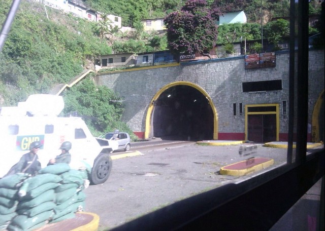 Culillo GNB: Búnkers, sacos de arena y tanquetas en túneles de Caracas (FOTOS)