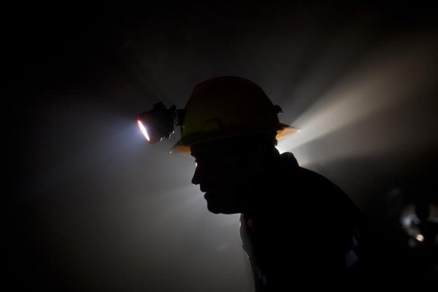 Un minero trabajando en una mina desarrollada por la firma Rusoro, en El Callao, en el estado de Bolivar, Venezuela. 14 de julio de 2010. La minera ruso-canadiense Rusoro dijo el martes que un tribunal del Centro Internacional de Arreglo de Diferencias Relativas a Inversiones (CIADI) le otorgó una compensación de 967,77 millones de dólares por la expropiación de sus inversiones en Venezuela. REUTERS/Carlos Garcia Rawlins