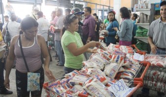 Clientes abarrotan abastos de El Tigre para llevar rubros de Brasil