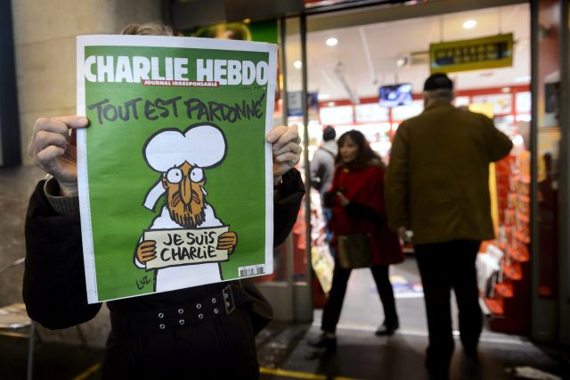 LG308 LAUSANA (SUIZA) 15/01/2015.- Una mujer sostiene un ejemplar del último número de Charlie Hebdo en Lausana (Suiza) hoy, jueves 15 de enero de 2015. EFE/Laurent Gillieron