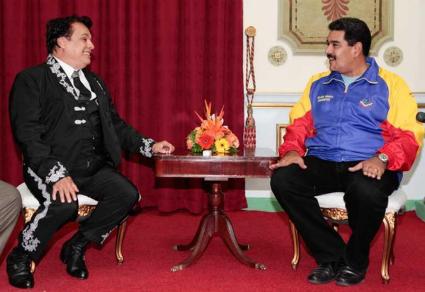 Maduro lamenta la muerte del cantante Juan Gabriel