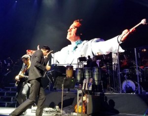 ¡Desconsolado! Marc Anthony llora en un concierto al cantar un tema de Juan Gabriel (Video)