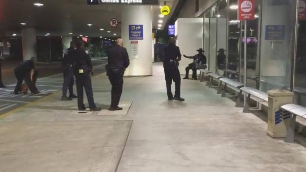 Arrestan a un hombre disfrazado de Zorro por falsa alerta en el aeropuerto de Los Ángeles