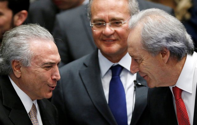 Brazil's new President Michel Temer (L) talks with Ricardo Lewandowski (R), president of Brazil's Supreme Court, and Senate President Renan Calheiros during the presidential inauguration ceremony after Brazil's Senate removed President Dilma Rousseff in Brasilia, Brazil, August 31, 2016.REUTERS/Ueslei Marcelino