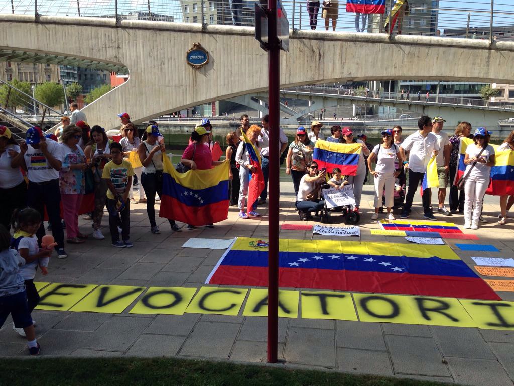 Venezolanos piden revocatorio frente al consulado de Venezuela en Bilbao (fotos)