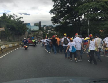 Manifestantes atravesaron a pie el túnel de La Trinidad para asistir a la Toma de Caracas